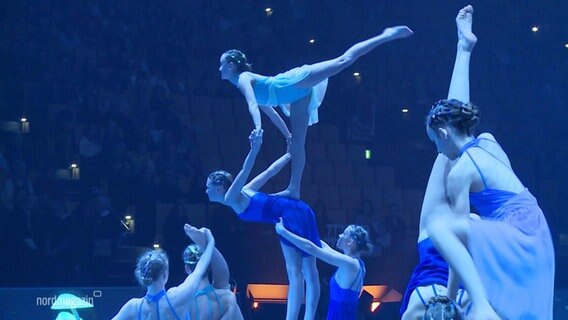 Mehrere Turnerinnen führen eine Choreographie auf. © Screenshot 