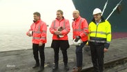 Stolze Politiker vor dem neuen LNG-Schiff in Brunsbüttel. © Screenshot 