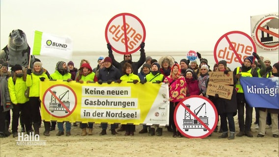 DemonstrantInnen protestieren auf Borkum gegen Gasförderungspläne in der Nordsee. © Screenshot 