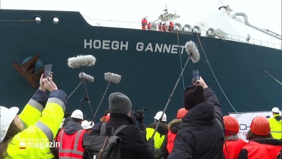 Reporter begrüßen neues LNG-Schiff. © Screenshot 