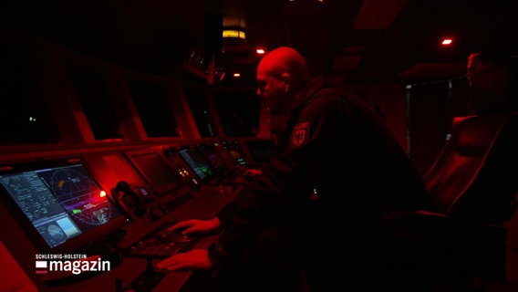 Bundespolizei in der Kapitänskajüte eines Schiffes. © Screenshot 