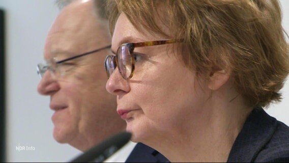 Niedersachsens neue Innenministerin Daniela Behrens auf einer Pressekonferenz. © Screenshot 