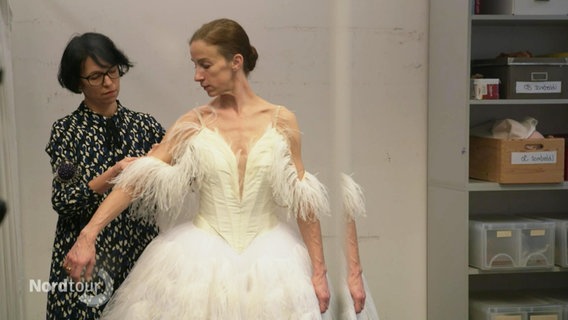 Zwei Frauen, eine dafür in einem Ballettkostüm. © Screenshot 