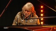 Helge Schneider am Flügel während seines Auftritts bei DAS!. © Screenshot 