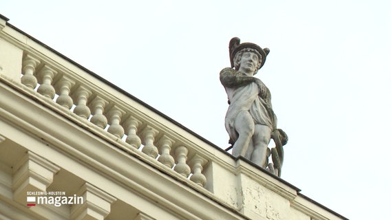Hermes-Statue auf einem Dach © Screenshot 