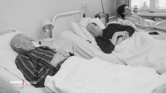 Schwarz-Weiß Aufnahme von Menschen in einem Krankenzimmer © Screenshot 