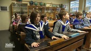 Schülerinnen und Schüler in einer historischen Schulklasse im Schulmuseum Osnabrück © Screenshot 
