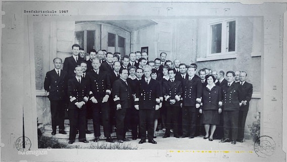 Ein altes Foto einer Abschlussklasse der Seefahrtschule Wustrow © Screenshot 