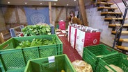 Kisten und Papiertüten mit Frischem Gemüse stehen auf einem Tisch © Screenshot 