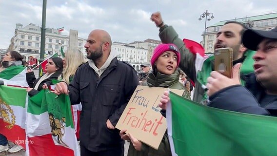 Iranische Aktivisten demonstrieren auf dem Rathausplatz in Hamburg für eine stärkere Sanktionierung des iranischen Regimes und der Revolutionsgarden. © Screenshot 