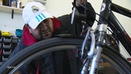 Ein Geflüchteter kann dank der Fahrrad-Selbsthilfe-Werkstadt des Elmshorner MTV sein Rad reparieren. © Screenshot 