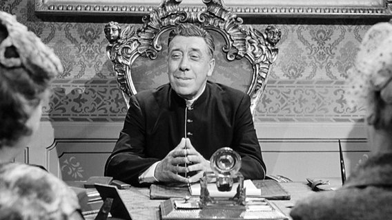 Don Camillo wurde vom Papst nach Rom berufen und kümmert sich unter anderem um den Empfang von Besuchergruppen. © Screenshot 
