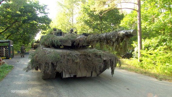 Ein Leopard-Panzer fährt auf einem unbefestigten Weg in einem Waldgebiet. © Screenshot 