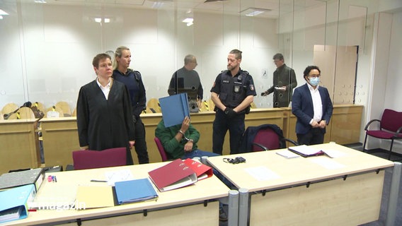 Der 30-Jährige Angeklagte hat zum Prozessauftakt sein Geständnis im Mordprozess von Elmshorn. © Screenshot 