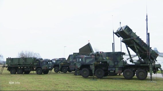 Auf einer kleinen Günfläche stehen mehrere Trucks mit den Patriot-Systemen zur Flugraketenabwehr. © Screenshot 