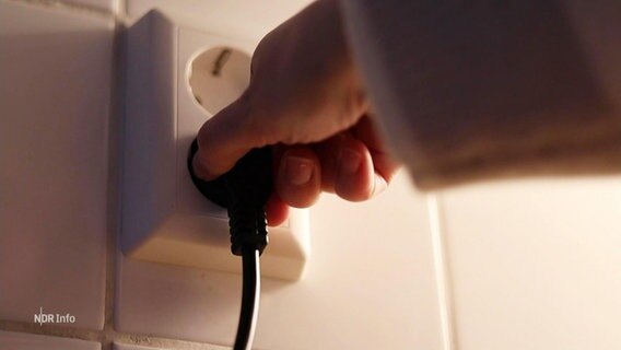Eine Hand zieht einen Stecker aus der Steckdose. © Screenshot 