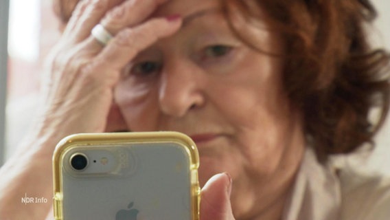 ältere Person mit Handy in der Hand © Screenshot 