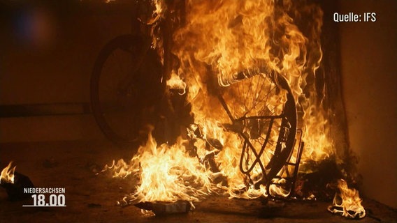 Ein Elektro-Fahrrad steht in Flammen © Screenshot 