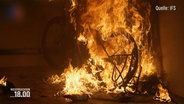 Ein Elektro-Fahrrad steht in Flammen © Screenshot 