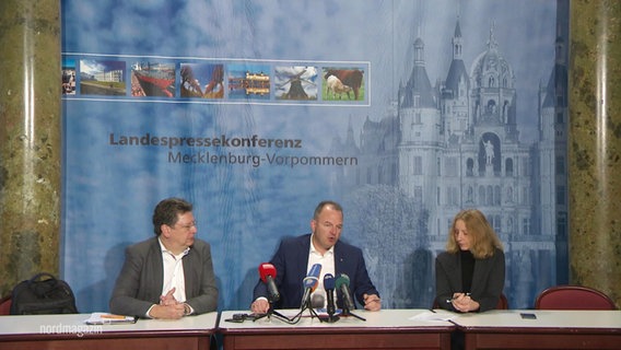 drei Personen an einem Tisch mit Mikrofonen im Hintergund ein Banner der Landespressekonferenz © Screenshot 
