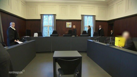 Ein Gerichtssaal, in ihm befinden sich Personen © Screenshot 