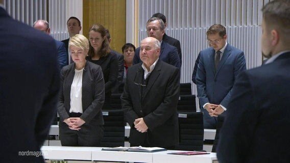 Personen des Landtags stehend in Gedenken © Screenshot 