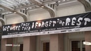 Ein Banner vor dem Eingang des Thalia Theaters weißt auf die Lessingtage hin © Screenshot 