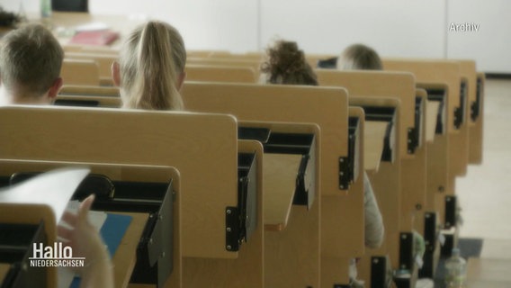 Studierende sitzen in einem Vorlesungssaal © Screenshot 