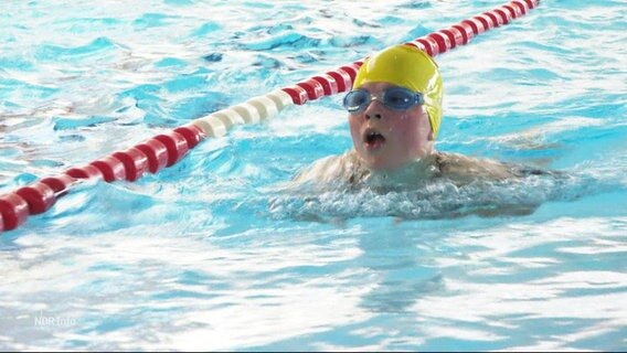 Ein Kind beim Schwimmen © Screenshot 