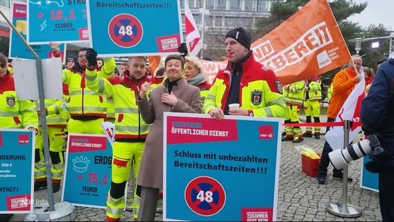 Protestierende Mitglieder der Gewerkschaft ver.di © Screenshot 