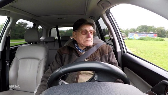 Ein Senior testet auf einem Verkehrsübungsplatz freiwillig, ob seine Fahrtauglichkeit noch gewährleistet ist. © Screenshot 