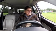Ein Senior testet auf einem Verkehrsübungsplatz freiwillig, ob seine Fahrtauglichkeit noch gewährleistet ist. © Screenshot 
