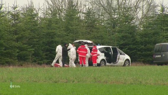 Rettungskräfte bergen die Leiche des bei Wunstorf ermordeten 14-jährigen Jungens. © Screenshot 