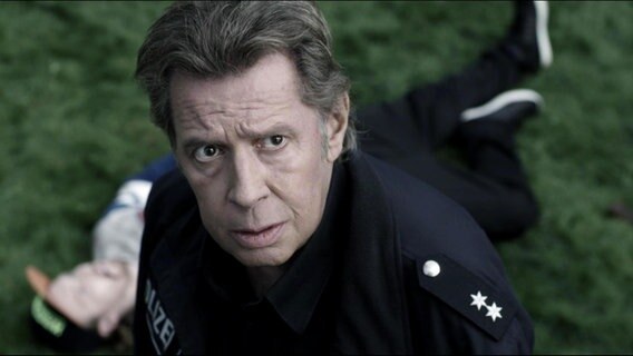 Polizist Dirk Matthies muss eine folgenschwere Entscheidung treffen. © Screenshot 