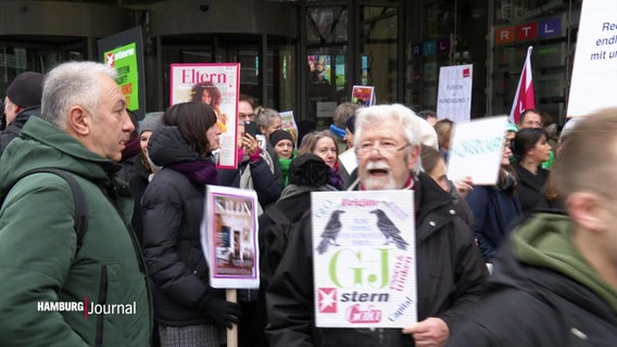 Angestellte des Medienkonzerns Gruner + Jahr demonstrieren gegen befürchtete Stellenstreichungen im Zuge des Verkaufs von Teilen des Unternehmens. © Screenshot 
