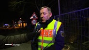 Reporter Phillip Kamke interviewt einen Polizeisprecher zum aktuellen Stand rund um die Messerattacke in einem Regionalzug bei Brokstedt. © Screenshot 