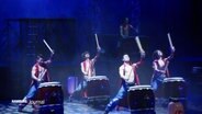 Das Ensemble "Yamato - Drummers of Japan" bietet aktuell eine beeindruckende Performance der Trommelkunst auf Kampnagel. © Screenshot 