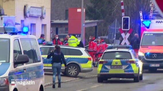 Rettungskräfte und Polizei sichern den Tatort und leisten Erste Hilfe. © Screenshot 