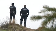 Zwei Polizisten auf einem Hügel. © Screenshot 