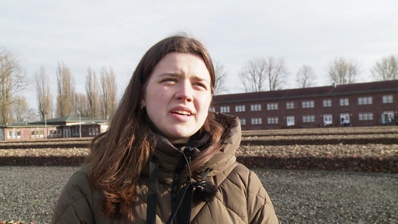 Die Schülerin Katharina Taschinski steht auf dem Gelände des KZ Neuengamme. © Screenshot 
