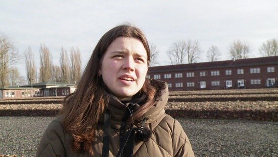 Die Schülerin Katharina Taschinski steht auf dem Gelände des KZ Neuengamme. © Screenshot 