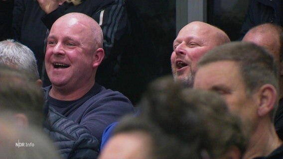 Zwei lachende, glatzköpfige Männer. © Screenshot 