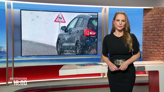 Moderatorin Tina Hermes im Studio. © Screenshot 
