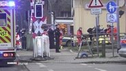 An einem Bahnübergang sind mehrere Einsatzkräfte des Rettungsdiensts an einem Einsatz beteiligt. © Screenshot 