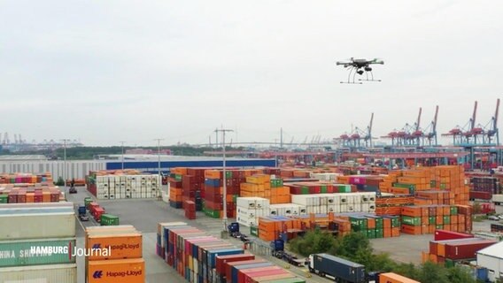 Über einem Containerterminal im Hamburger Hafen schwebt eine Drohne. © Screenshot 