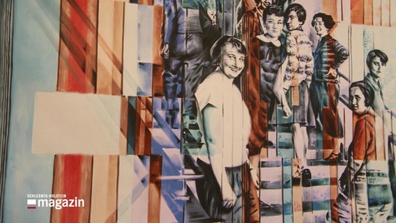 Ein Wandgemälde zeigt weibliche Studierende der Bauhaus Akademie. © Screenshot 