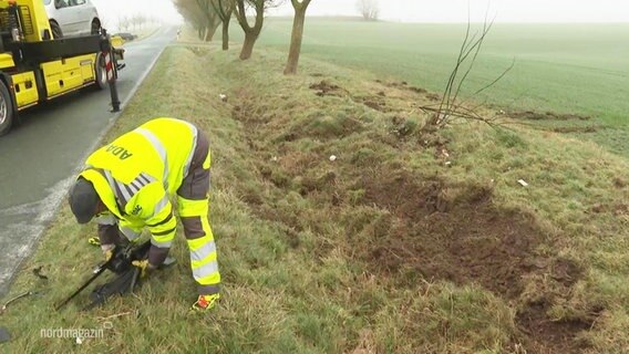 Ein Mitarbeiter des ADAC am Unfallort. © Screenshot 