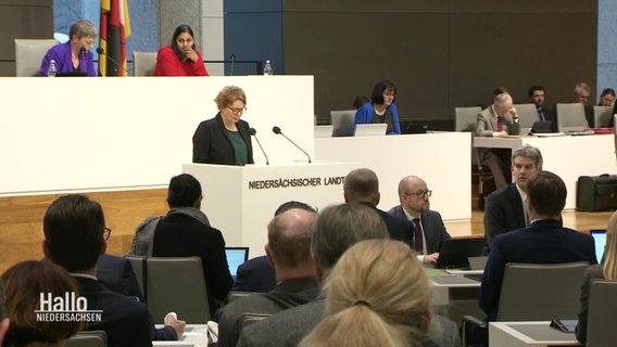 Daniela Behrens, Niedersachsens Innenministerin, bei einer Rede im niedersächsischen Landtag. © Screenshot 