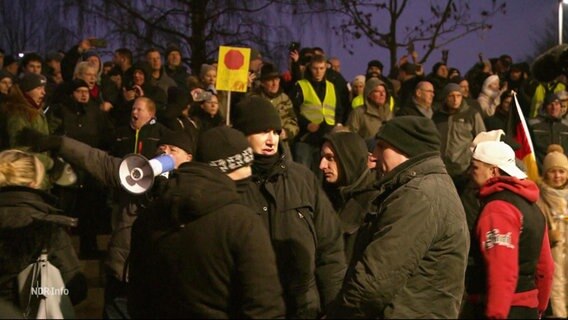 Viele Demonstrierende in dunkler Kleidung haben sich vor dem Kreistagsgebäude versammelt. © Screenshot 