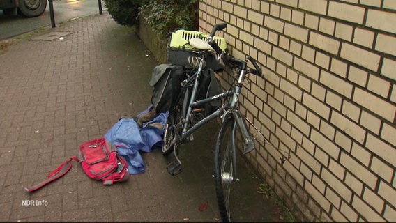 Ein zerbeultes Fahrrad lehnt an einer Hauswand. © Screenshot 